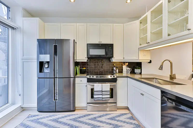 Hints of color in kitchen