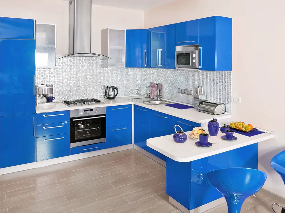 Royal blue kitchen color idea